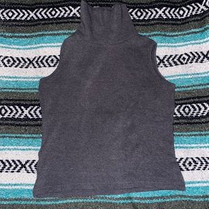 SLEEVELESS TURTLENECK
